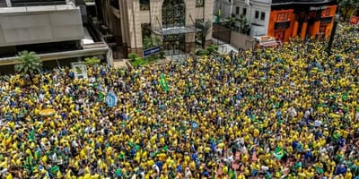 apoiadores-de-flavio-bolsonaro-levam-replica-de-missil-atomico-em-manifestacao-n — 5