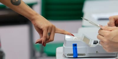 eleitores-do-rio-de-janeiro-votam-cedo-mesmo-com-chuva — politca
