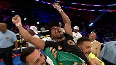 O boxeador brasileiro Robson Robson Conceição Faz História e Conquista Título Mundial de Boxe — robson conceicao faz historia e conquista