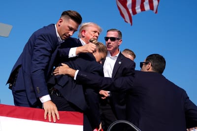 Comício de Trump é interrompido após sons de tiros, na Pensilvânia — Foto: AP Photo/Evan Vucci — urgente comicio de trump interrompido por
