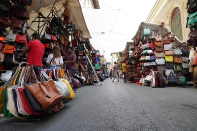 19083635 florenca italia 1 de setembro de 2018 pessoas comprando no mercado de couro da cidade velha gratis foto — economia brasileira