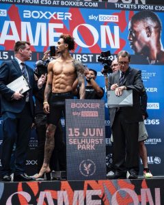 Ben Whittaker e Arenyeka Eworitse Ezra se preparam para o confronto no ringue. Quem levará a melhor nesta luta de boxe? 🥊💥