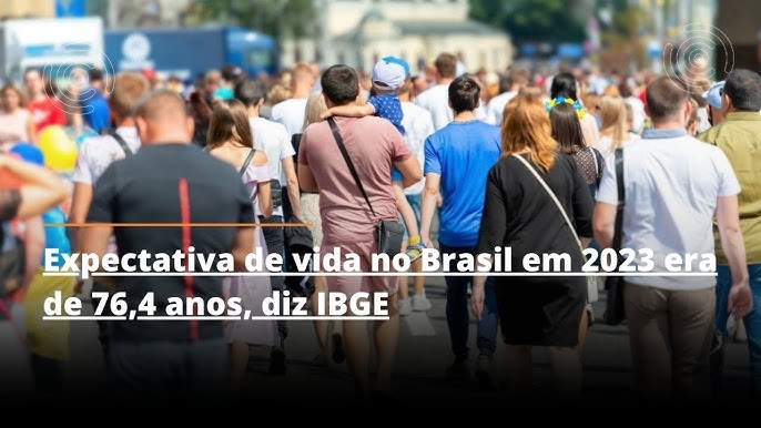 Descrição do gráfico, destacando o aumento da expectativa de vida no Brasil em 2023 e a comparação com anos anteriores.