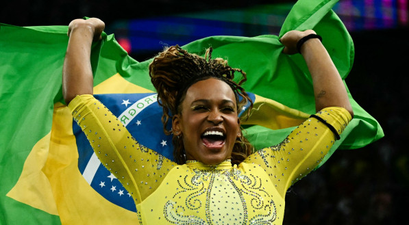 Rebeca Andrade (ginástica artística): A brasileira brilhou mais uma vez, conquistando o ouro no salto e a prata no individual geral. Sua alegria contagiante e seu talento inegável a consolidaram como uma das maiores ginastas da história.