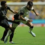 Corinthians x Criciúma: Mascote provoca e jogadores invadem campo em confusão