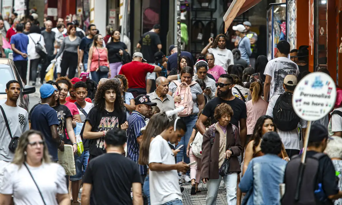 Crise financeira: Número de brasileiros endividados chega a 73 milhões, alerta Serasa