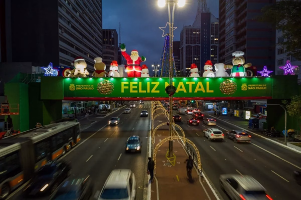 Abre e Fecha Natal 2025: Veja horários de Bancos, Metrô e Saúde em SP