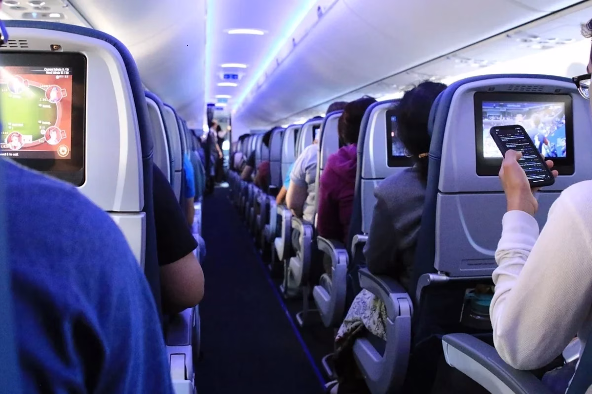 Passageiro aciona porta de emergência e é retirado de voo pela PF em Guarulhos