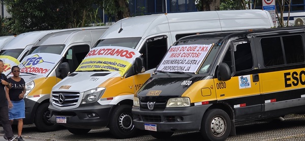 Crise na Educação: Mães de autistas e motoristas do TEG protestam no Paço Municipal de Guarulhos por inclusão e repasses